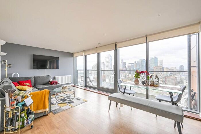 2 Bedroom Flat To Rent In Elektron Tower, Canary Wharf, London, E14