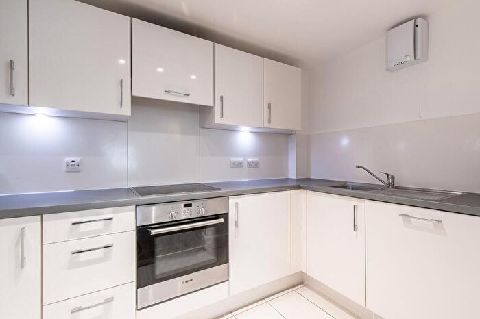 2 Bedroom Flat To Rent In St Peters Court, E1