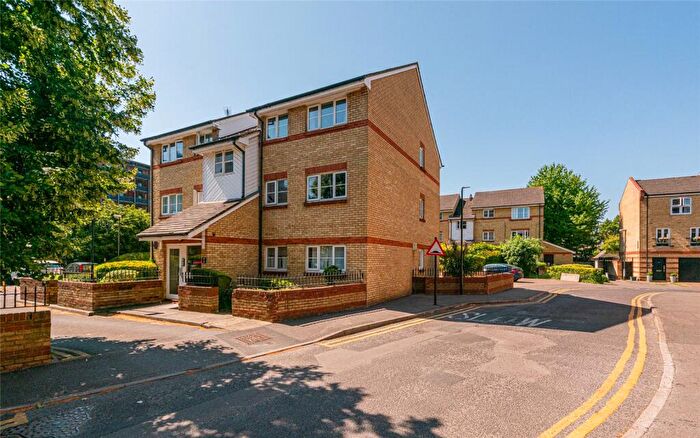 2 Bedroom Apartment For Sale In Heddington Grove, Islington, London, N7