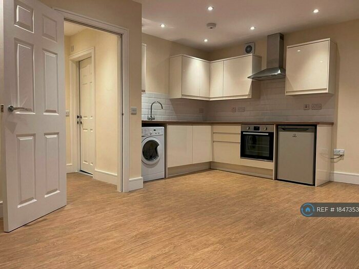 1 Bedroom Flat To Rent In Abbey House, Horsham, RH13