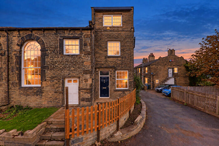 3 Bedroom End Of Terrace House For Sale In Lands Lane, Bradford, BD10