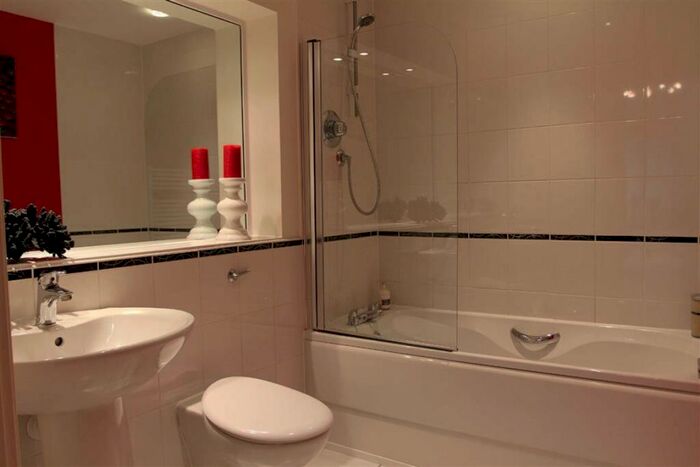 2 Bedroom Town House To Rent In Bedrooms (bathroom) In Houseshare, Quainton Road, Leicester, LE2