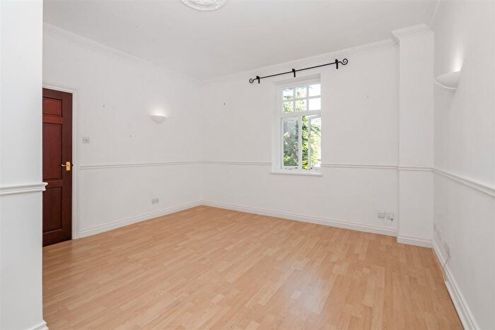 1 Bedroom Flat For Sale In Catherines Close, Catherine-De-Barnes, Solihull, B91