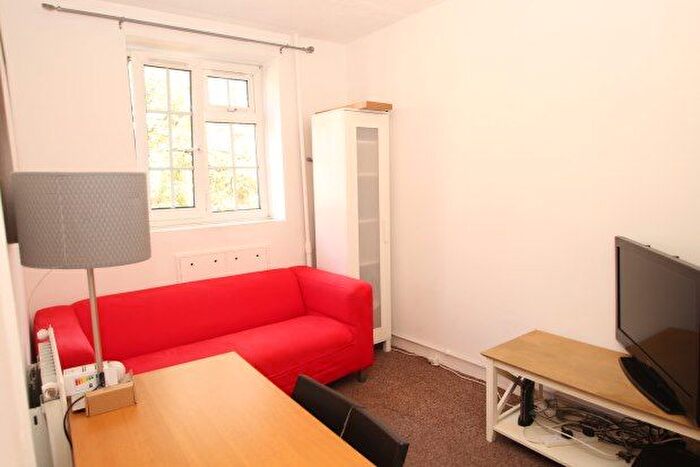 3 Bedroom Flat To Rent In Fallodon House, London, SW8