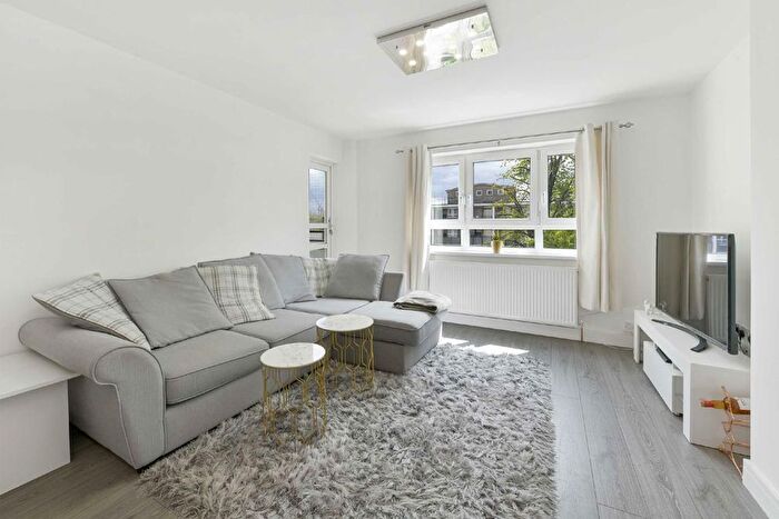 2 Bedroom Flat For Sale In Barclay Close, Fulham, SW6