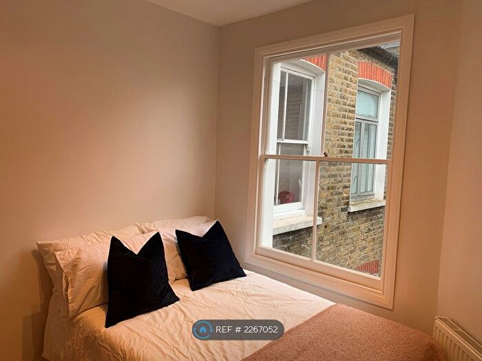 3 Bedroom Flat To Rent In Revelstoke Road, London, SW18
