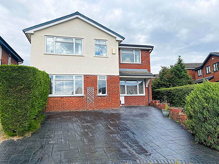 4 Bedroom Detached House For Sale In Epping Close, Chadderton, Oldham, OL9