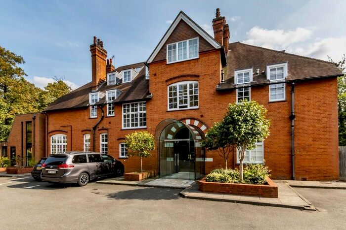 3 Bedroom Flat To Rent In Hogarth Lane, London W4