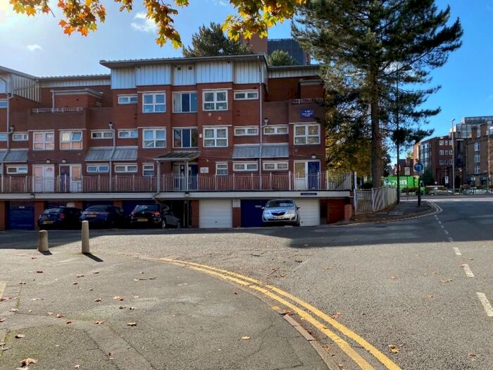 3 Bedroom Apartment To Rent In Moss House Close, Birmingham, B15