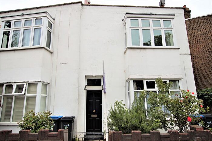 2 Bedroom Maisonette For Sale In Chase Side, Enfield, EN2
