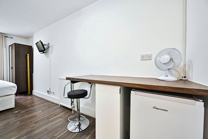 1 Bedroom Flat To Rent In Knaresborough Place, Earls Court, London, SW5