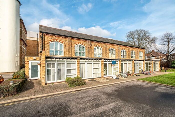 1 Bedroom Flat For Sale In Borough Road, Isleworth, TW7