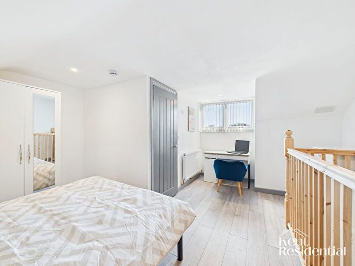 1 Bedroom Property To Rent In Chatham, ME4