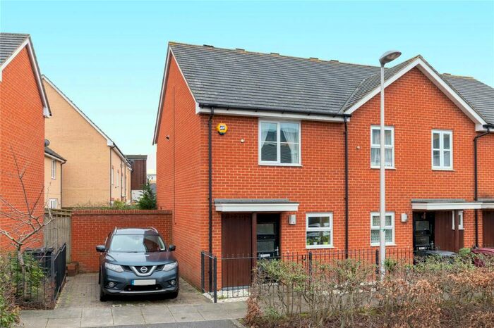 2 Bedroom End Of Terrace House To Rent In Puffin Way, Reading, Berkshire, RG2