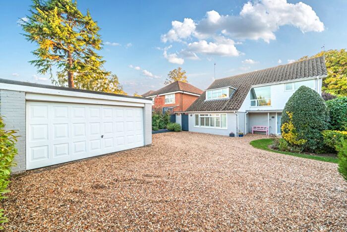 4 Bedroom Detached House For Sale In Greenway Close, West Byfleet, KT14