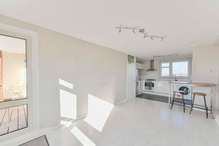 3 Bedroom Flat To Rent In Hydethorpe Road, Balham, London, SW12