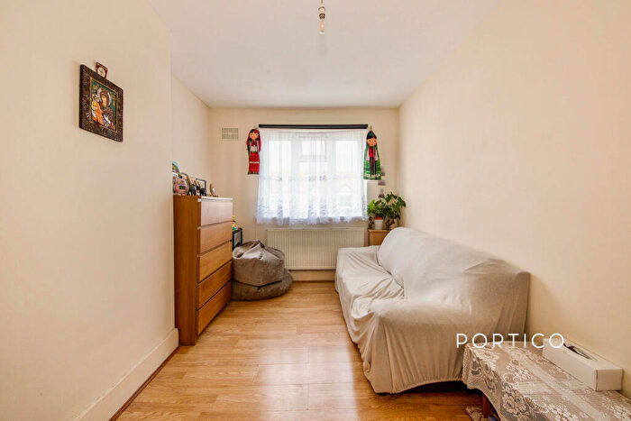 2 Bedroom Flat To Rent In Hornchurch Road, Hornchurch, RM12