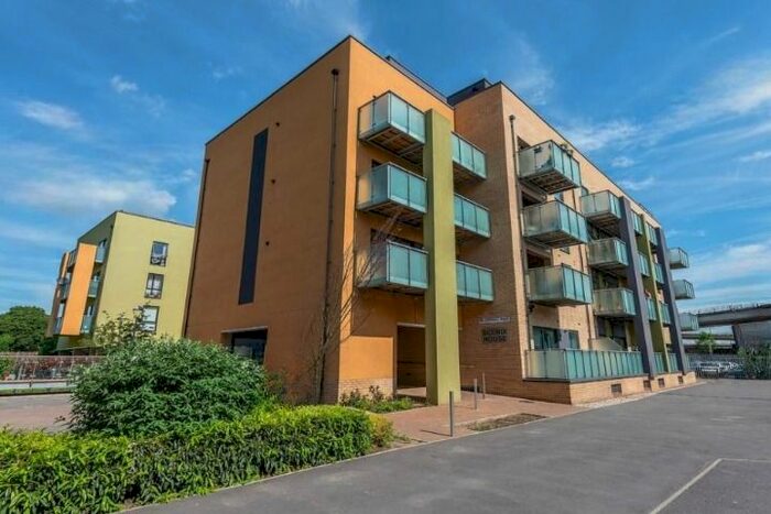 3 Bedroom Flat To Rent In Chigwell Road, London, E18