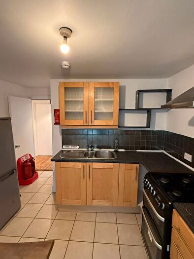 5 Bedroom Flat To Rent In Sidney Street, Whitechapel, E1