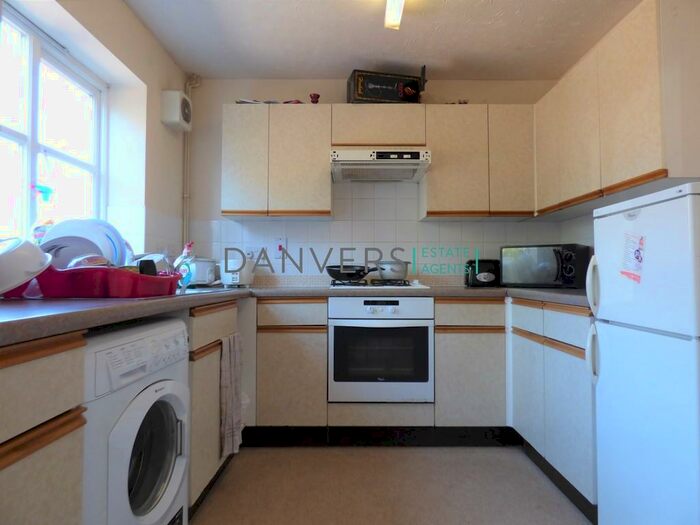 3 Bedroom Town House To Rent In Havelock Street, Leicester, LE2