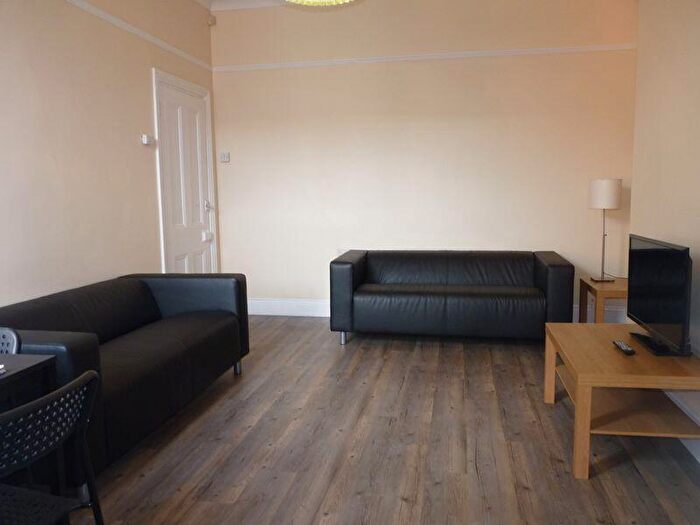 3 Bedroom Flat To Rent In Three Bed Student Flat, Simonside Terrace, Heaton, NE6