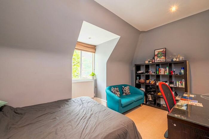 3 Bedroom Flat To Rent In Phoenix Road, Camden, London, NW1