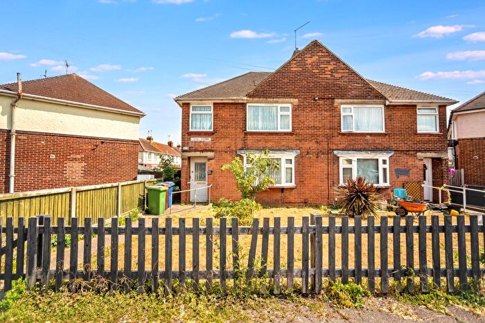 3 Bedroom Town House For Sale In South Avenue, Sittingbourne, ME10
