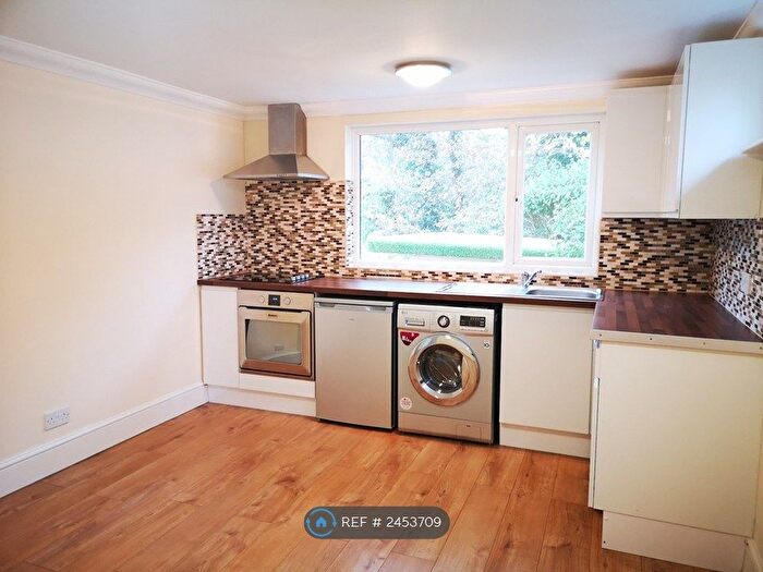 2 Bedroom Flat To Rent In Sunray Estate, Sandhurst, GU47
