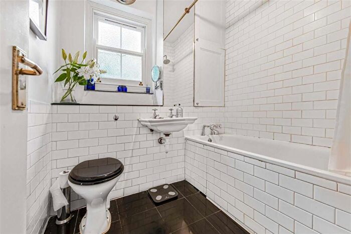 2 Bedroom Flat For Sale In Foxley Road, London, SW9