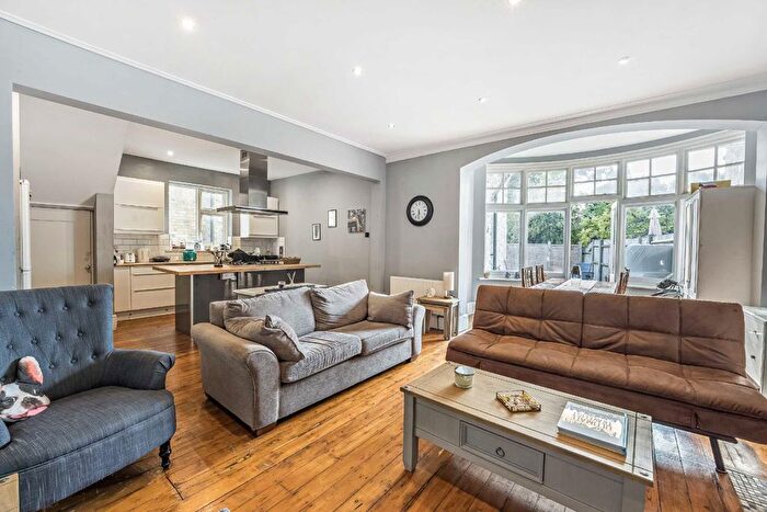 2 Bedroom Flat To Rent In Ockley Road, London, SW16