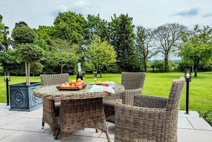 4 Bedroom Detached House For Sale In Stratford Road, Henley-In-Arden, Warwickshire, B95