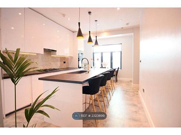 4 Bedroom Flat To Rent In Darwin Road, London, W5