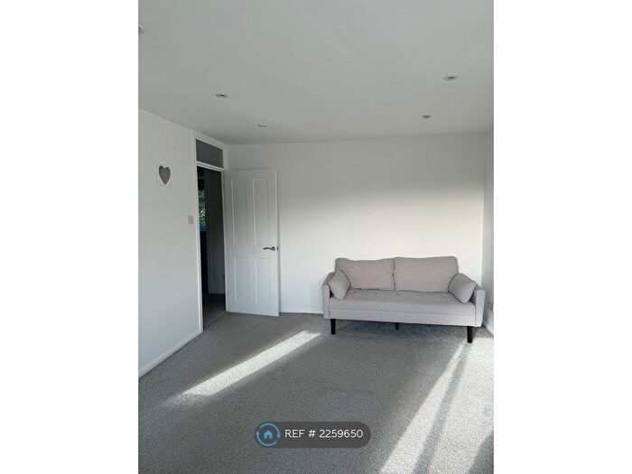 2 Bedroom Flat To Rent In Peregrine Close, Watford, WD25