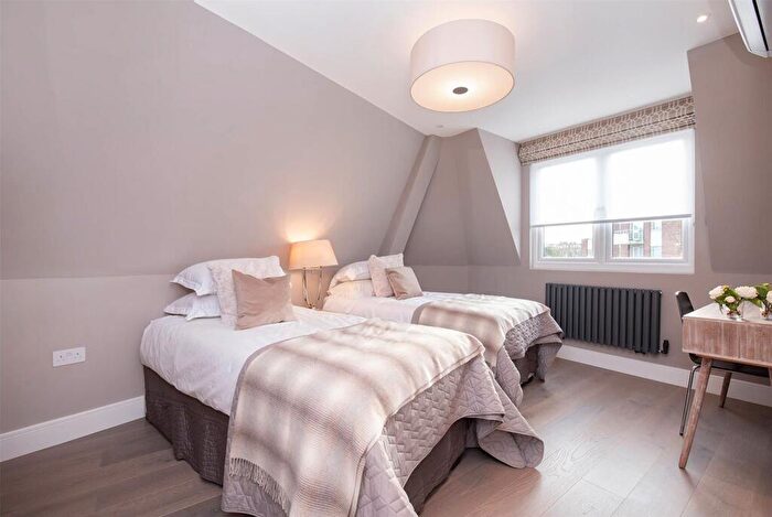 3 Bedroom Flat To Rent In Woodlands, Golders Green, NW11