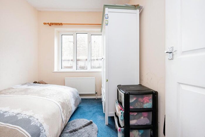 1 Bedroom Flat For Sale In Goldington Avenue, Bedford, Bedfordshire, MK40
