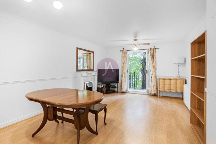 2 Bedroom Flat To Rent In Rushmore House, , Russell Road, Kensington, London, W14