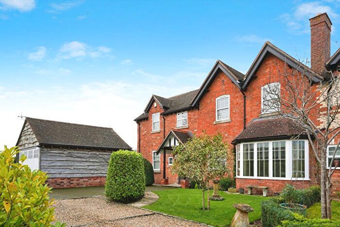 4 Bedroom End Terrace House For Sale In Longdon Court, Wickhamford, Evesham, Worcestershire, WR11
