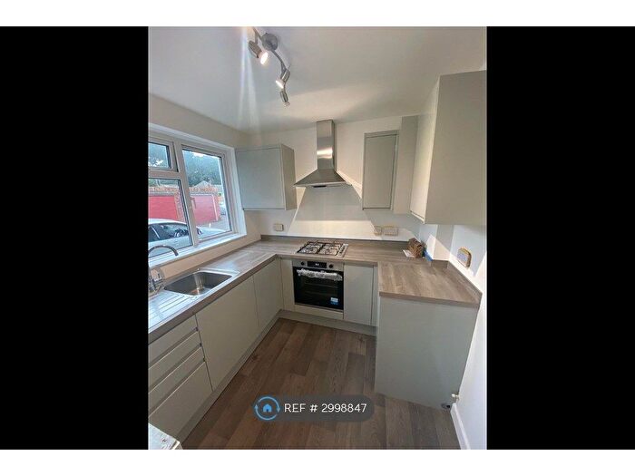 2 Bedroom Flat To Rent In Plantation Court, Poole, BH17