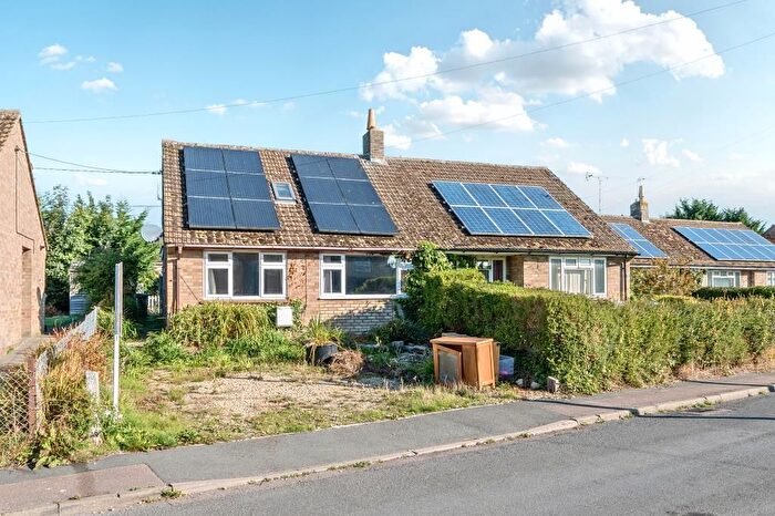 3 Bedroom Bungalow For Sale In Bowling Green Close, Bampton, OX18