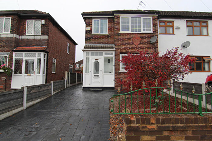 3 Bedroom End Of Terrace House For Sale In Greenside Lane, Droylsden, M43