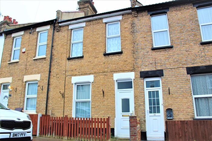 2 Bedroom Terraced House To Rent In Oakleigh Avenue, Southend-On-Sea, SS1