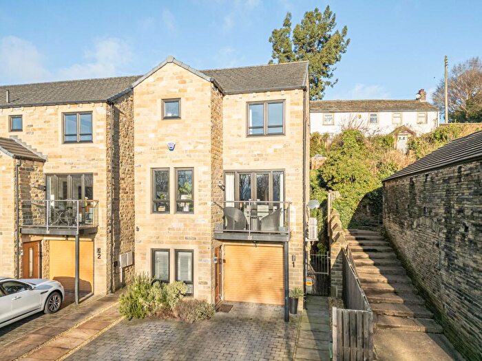 3 Bedroom Detached House For Sale In Church View, Kirkheaton, HD5