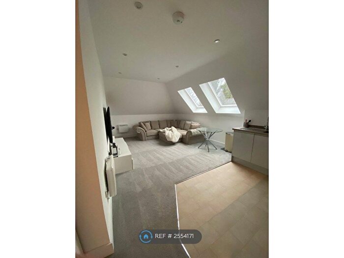 2 Bedroom Flat To Rent In Guildford Road, Bagshot, GU19