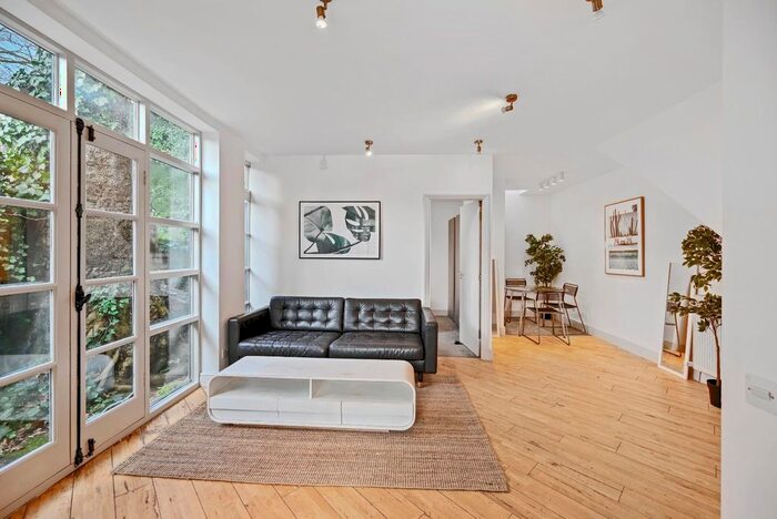 3 Bedroom Mews To Rent In Ickburgh Road, Hackney, E5