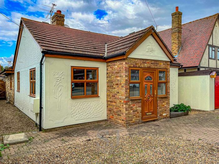 Houses for sale & to rent in CM3 6AJ, Imperial Avenue, Althorne Chelmsford