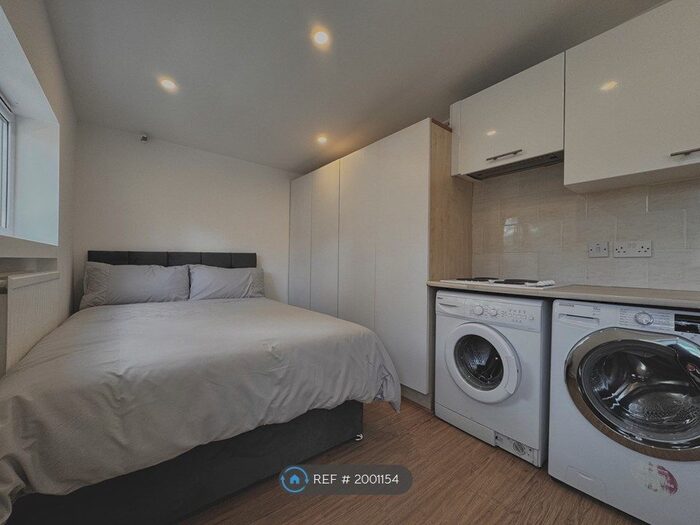 1 Bedroom Property To Rent In Buxton Lane, Caterham, CR3