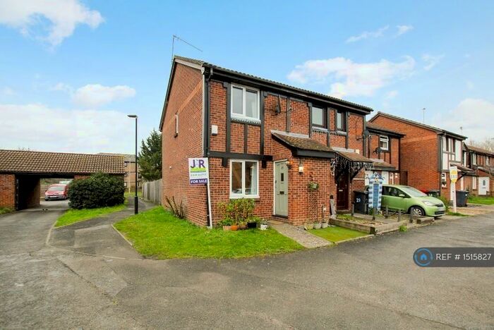 3 Bedroom End Of Terrace House To Rent In Amerden Way, Slough, SL1