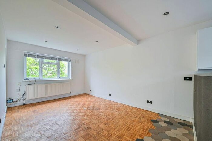 2 Bedroom Flat To Rent In Redlands Way, Brixton Hill, London, SW2