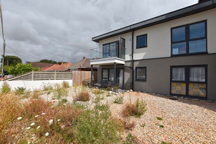 2 Bedroom Flat For Sale In Queens Road, Littlestone, TN28