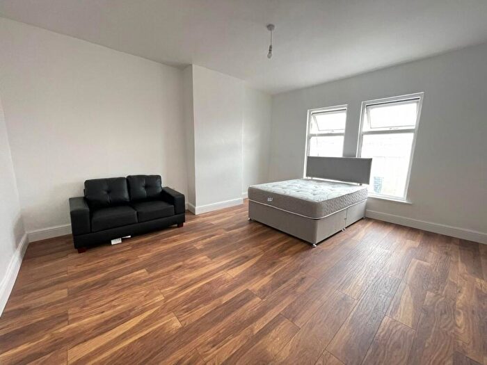 3 Bedroom Flat To Rent In Meanwood Road, Meanwood, Leeds, LS7
